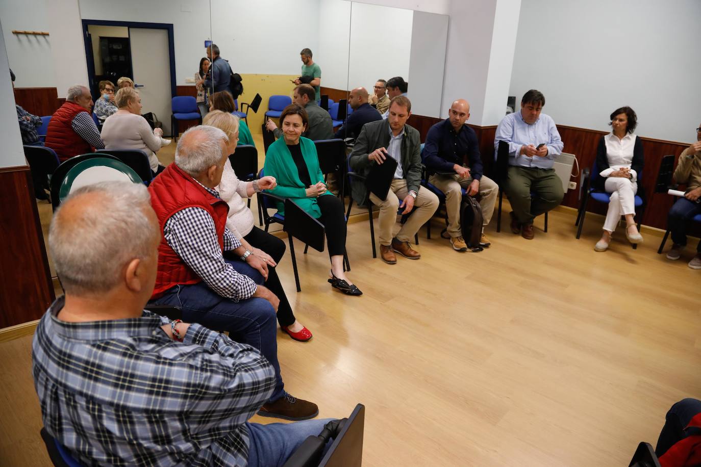 La candidatura de Foro en Gijón ha presentado el plan de dinamización de El Llano en la asociación de Vecinos El Fumeru.