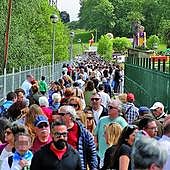 Una menor de 17 años denuncia una agresión sexual grupal en la Jira de Trasona