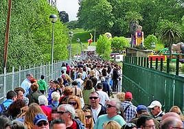 Miles de personas acudieron este lunes a la Jira de Trasona.