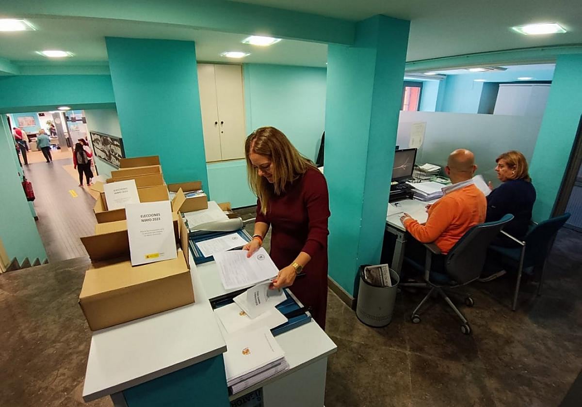 Los funcionarios del Ayuntamiento preparan la documentación.