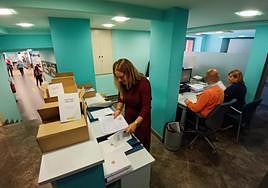 Los funcionarios del Ayuntamiento preparan la documentación.