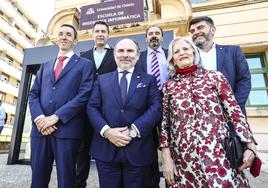 En el centro, el rector, Ignacio Villaverde, junto al actual director de la escuela, Fernando Álvarez (izquierda), y los exdirectores José Emilio Labra, Juan Manuel Cueva, Andrea Huerga y Benjamín López.