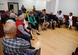 Carmen Moriyón con miembros de la candidatura en la reunión con vecinos de El Llano.