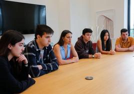 Cristina Martínez, Javier Sánchez, Celia Martínez, Sergio Hernández, Valeria Torres y Pablo Braña, amigos de Claudia, reunidos por EL COMERCIO.