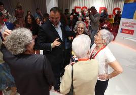 Adrián Barbón, en el 'Encuentro con mayores' organizado por la Federación Socialista Asturiana (FSA) en el Espacio Circus de Oviedo.