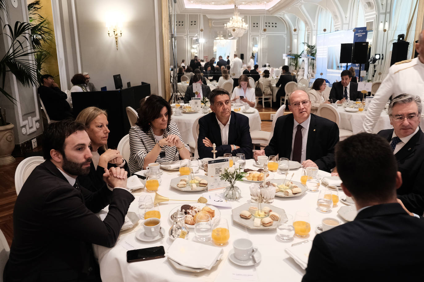 Diego Canga asiste a un desayuno informativo junto a Feijóo en Madrid