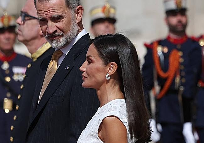 Pendientes de aro con perlas de la reina Letizia