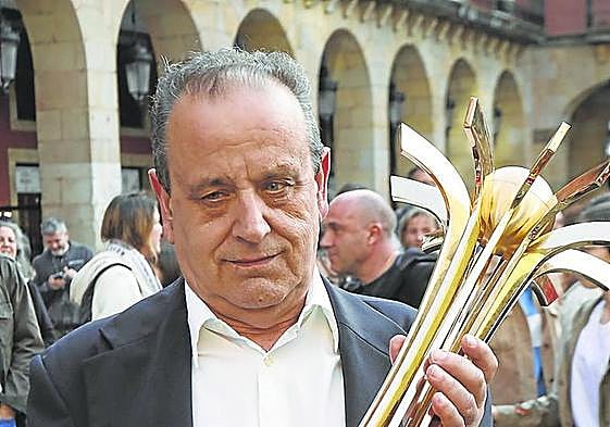 José Luis Souto, con la Copa, el lunes, en la Plaza Mayor.