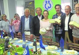 María Virgós y Roberto Aramburu, ayer, en el centro, con Secades y otros miembros de la Cofradía de los Quesos.