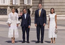 El Presidente de Colombia, Gustavo Francisco, y la primera dama, Verónica Alcocer, junto a los reyes de España.