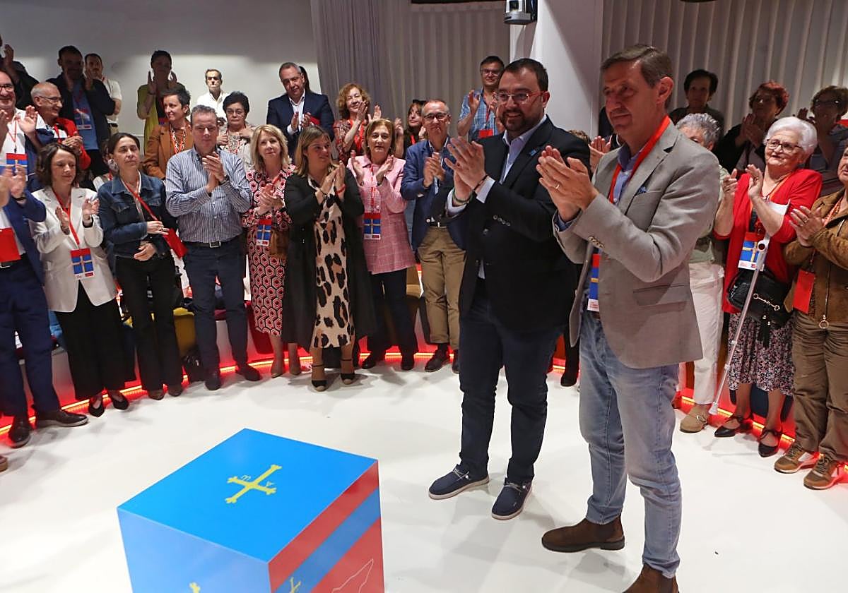 Adrián Barbón y Carlos Llaneza, en el acto 'Encuentro con Mayores' organizado en Oviedo.