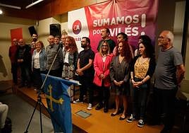 Sara Retuerto, con chaqueta rosa, con el resto de miembros de la candidatura de Cambia Avilés.