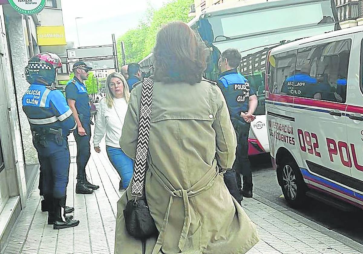 Agentes de la Policía Local durante la intervención con el conductor del autobús.