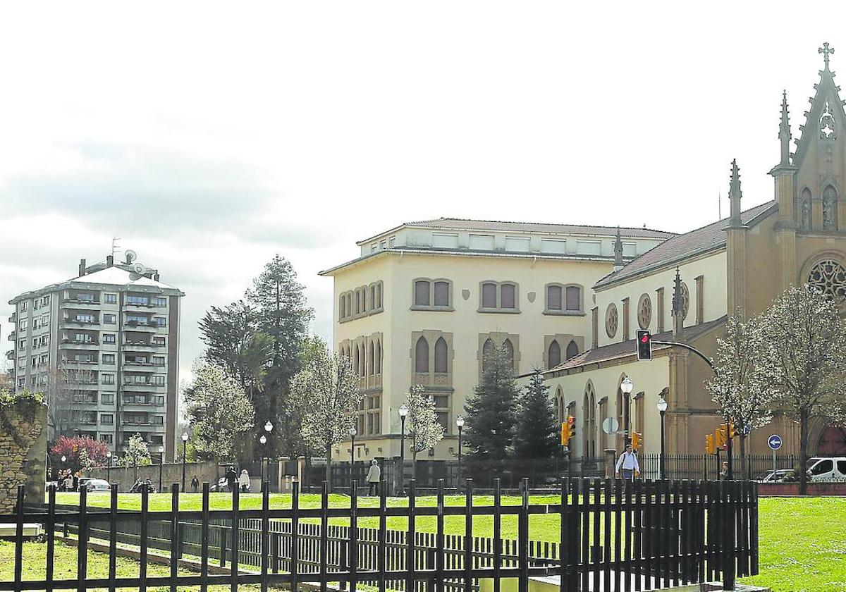 Panorámica del colegio de la Asunción, situado tras la iglesia del mismo nombre, en primer plano.