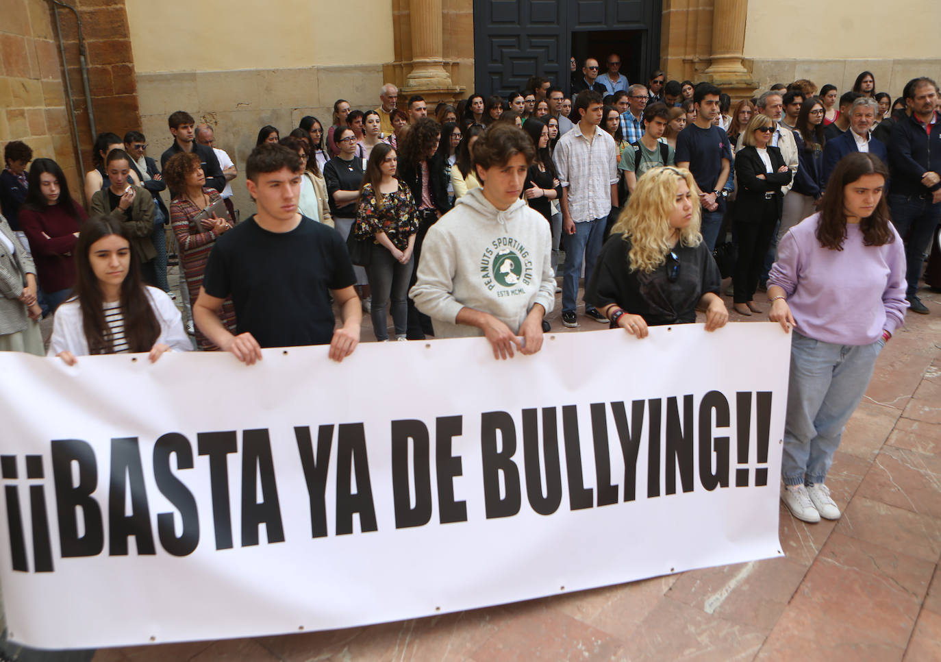 Dolor y rabia por Claudia frente a la Facultad de Psicología