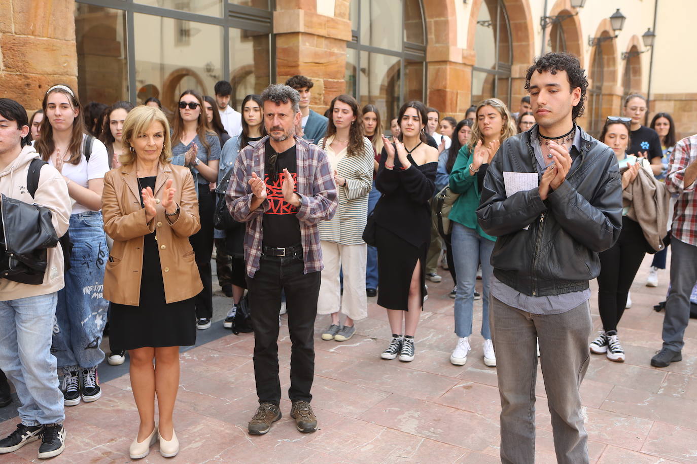 Dolor y rabia por Claudia frente a la Facultad de Psicología