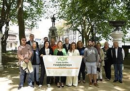 Arancha Martínez Riola y los candidatos de Vox posaron frente a la estatua de Pedro Menéndez.
