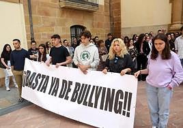 Minuto de silencio en memoria de Claudia González a las puertas de la Facultad de Psicología.