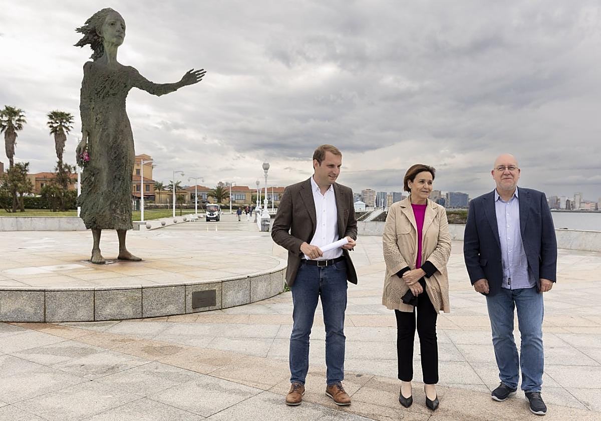 Adrián Pumares (a la izquierda), junto a Carmen Moriyón yJosé Suárez Arias-Cachero, ayer, ante la escultura de la Madre del Emigrante, en Gijón.