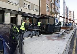 Los servicios funerarios trasladan el cadáver del gijonés de 71 años al tanatorio de Cabueñes.