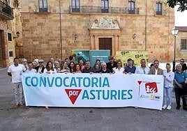 Parte de los candidatos de IU-Convocatoria por Asturias, en la plaza de la Corrada del Obispo, con el palacio arzobispal a la izquierda y la puerta 'Domus Dei' de la catedral detrás.