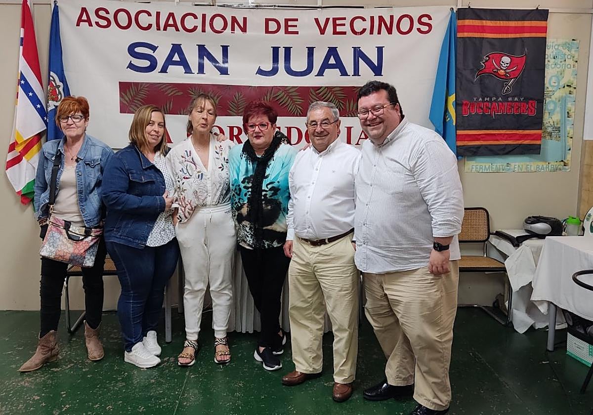 Pacho y Pereira, a la derecha, con vecinas de La Corredoria.