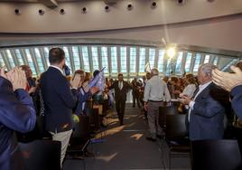 Alfredi Canteli entrando en la sala de cristal del Palacio de Congresos.