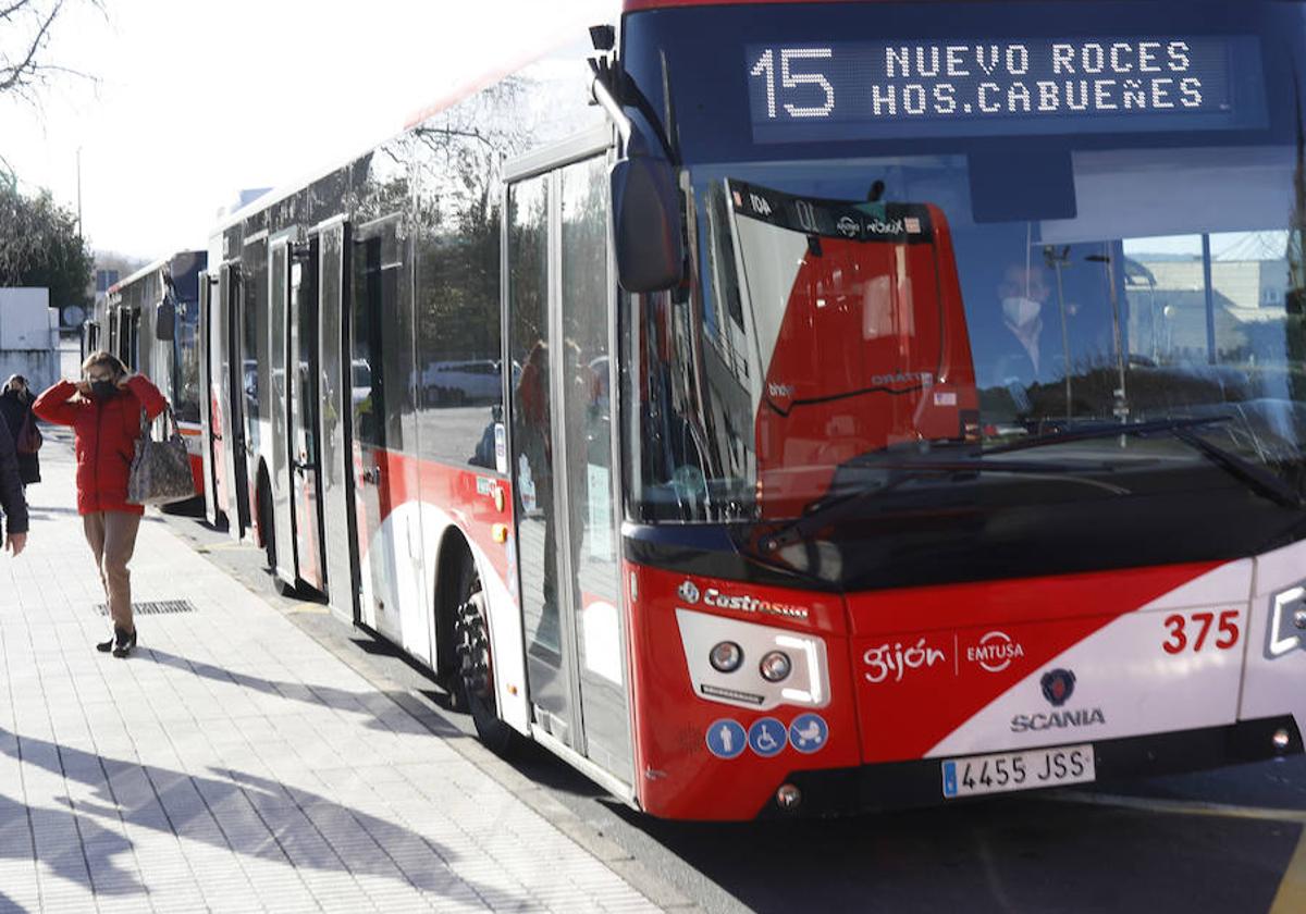 Autobús de la línea 15 de EMTUSA, en Cabueñes.