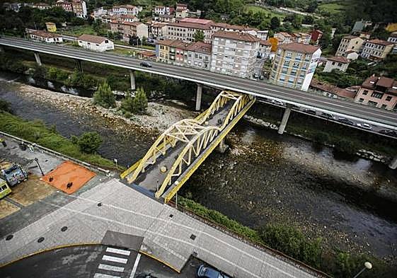 El puente que la menor presuntamente acosada cruza para ir al centro escolar. E. C.