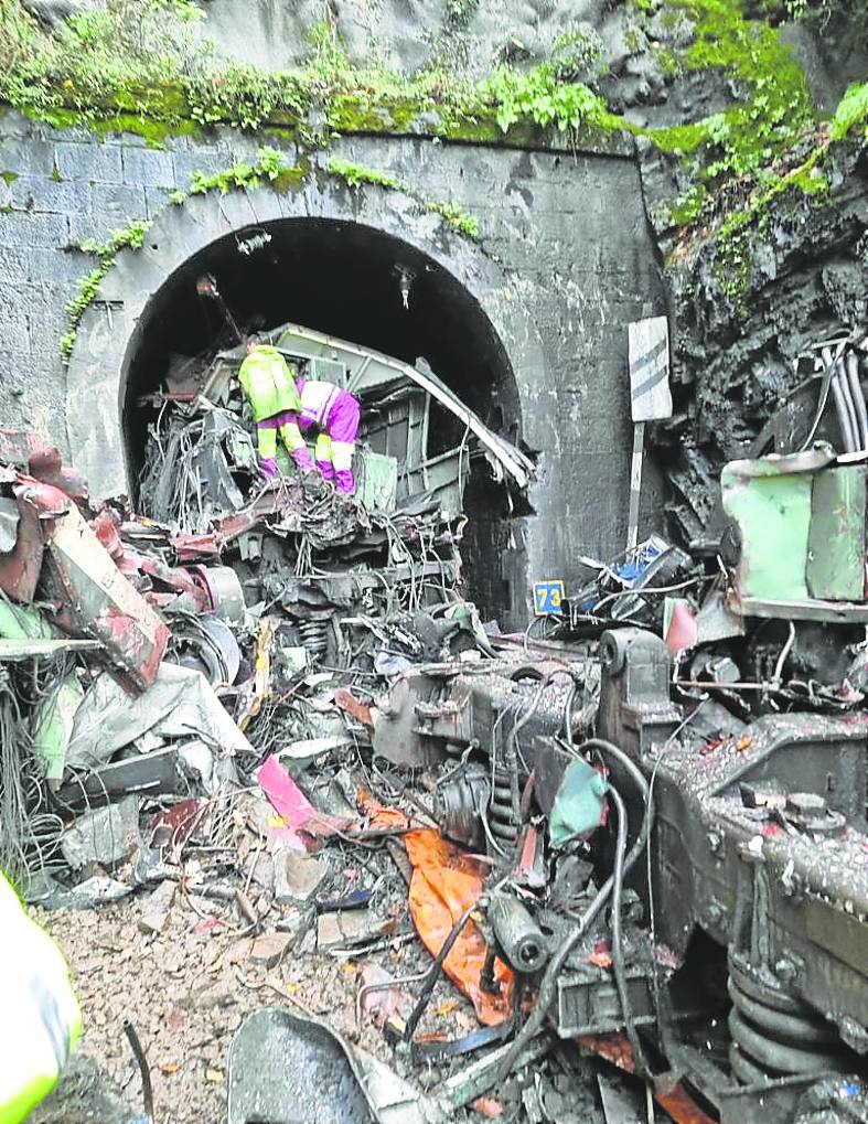 Retirada de la locomotora descarrilada cerca de Puente de los Fierros en 2021. Ahora se renovarán los postes y ménsulas afectados entonces.