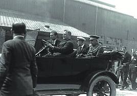 Alfonso de Borbón, en su visita a Asturias de 1925, en el asiento trasero derecho del vehículo descapotado.