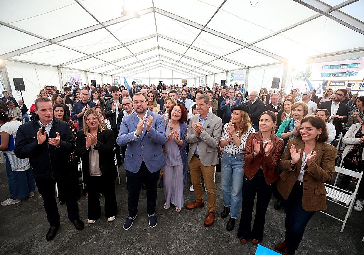 Marcelino Marcos Líndez, Gimena Llamedo, Adrián Barbón, Cecilia Pérez, Carlos Fernández Llaneza, Sonia Fidalgo, Dolores Carcedo y Concepción Saavedra, ayer, en la presentación de las candidaturas autonómicas y locales del PSOE.