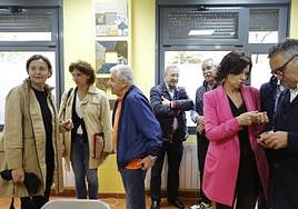 Carmen Moriyón y parte de su equipo, ayer, en la asociación de vecinos de Contrueces.
