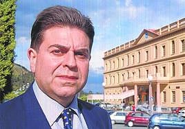 El candidato a la Alcaldía, Alfredo Canteli, frente al espejo. ARNALDO GARCÍA