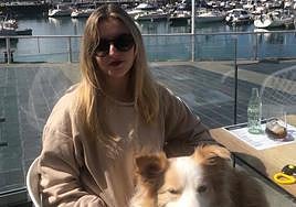 Claudia, con su perra 'Danita', en los Jardines de la Reina.