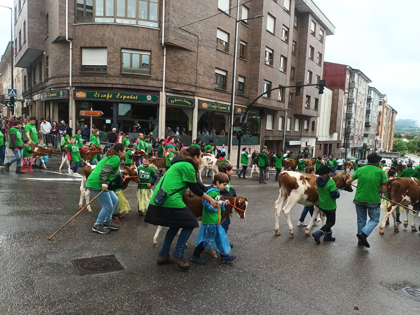 Desfile de carros y ganado en la feria de San Isidro de Llanera