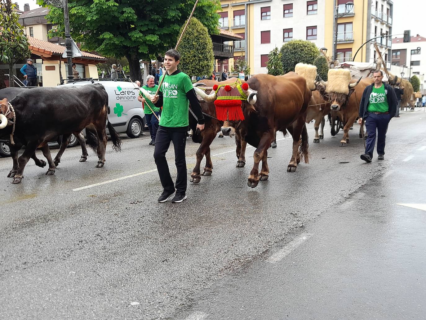 Desfile de carros y ganado en la feria de San Isidro de Llanera