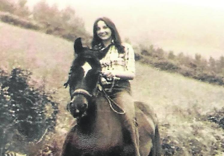 Imagen principal - A caballo. Cabalgando en Candanosa, en Villayón. Infancia. En su barrio de Llaranes, con los tubos al fondo. Juventud. En Turín, en 1980, conociendo ciudades educadoras. 