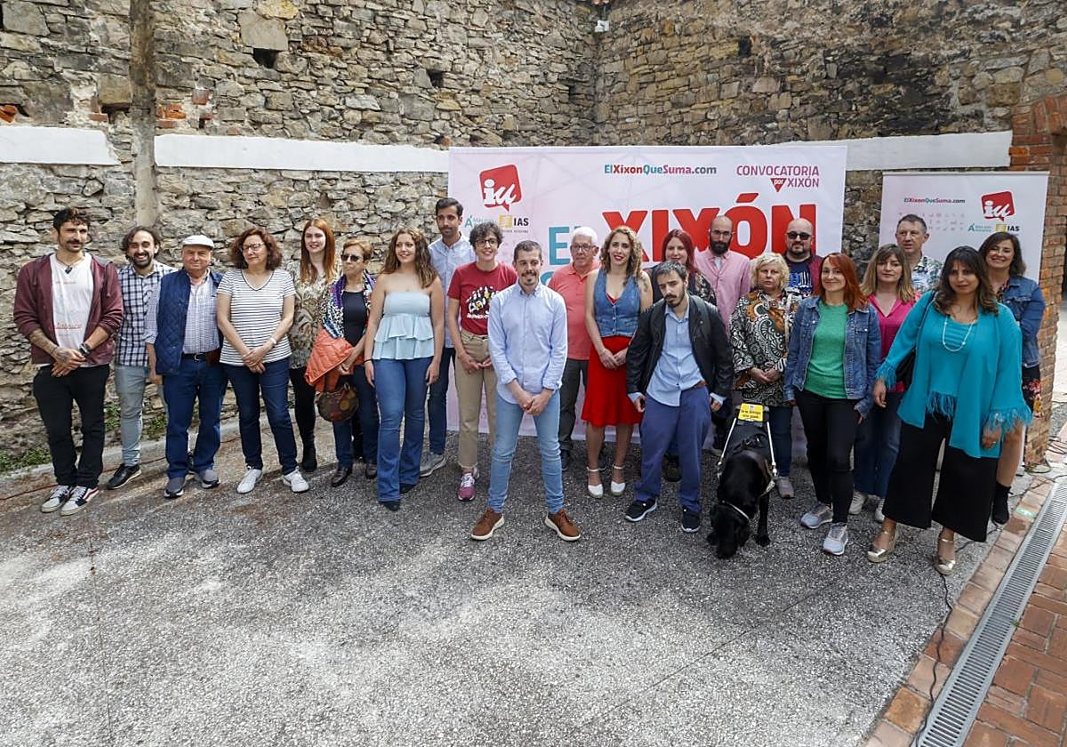 De izquierda a derecha, Adrián Menéndez, David Santirso, Genaro Murciego, Marta Mori de Arriba, Aridane Cuevas, Margarita Iglesias, Yurena Sabio, Alejandro Farpón, Noelia Ordieres, Javier Suárez Llana, Guillermo Fernández, Aránzazu Carcedo, Alejandro Varela, Carolina Hevia, Álvaro Granda, Cristina Trabanco, Marcos Sandoval, María Antuña, Aurora Fernández, Ernesto Suárez, Ilham Er Rahhali Laaouej y Natalia Caba Álvarez.