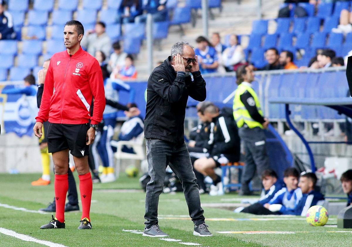 Álvaro Cervera se lamenta de una acción del encuentro.