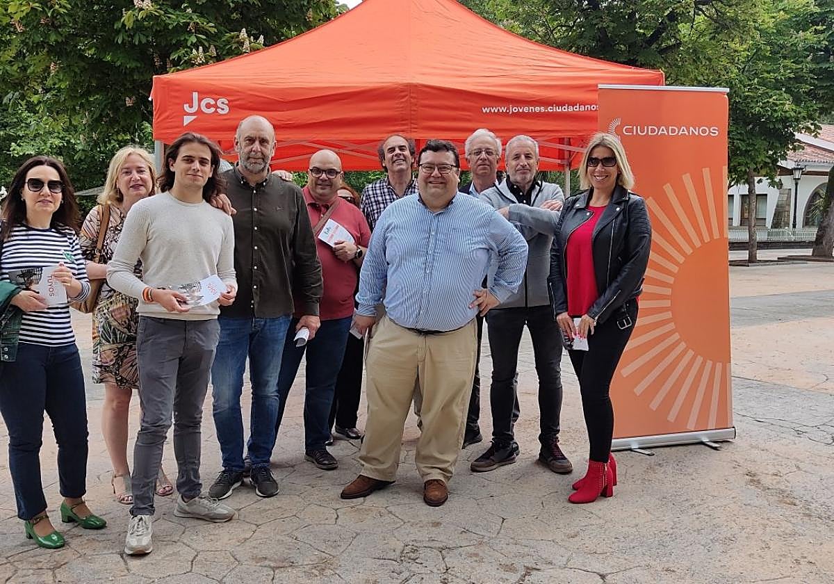 Luis Pacho acompañado de miembros de su candidatura, ayer en el Campo.
