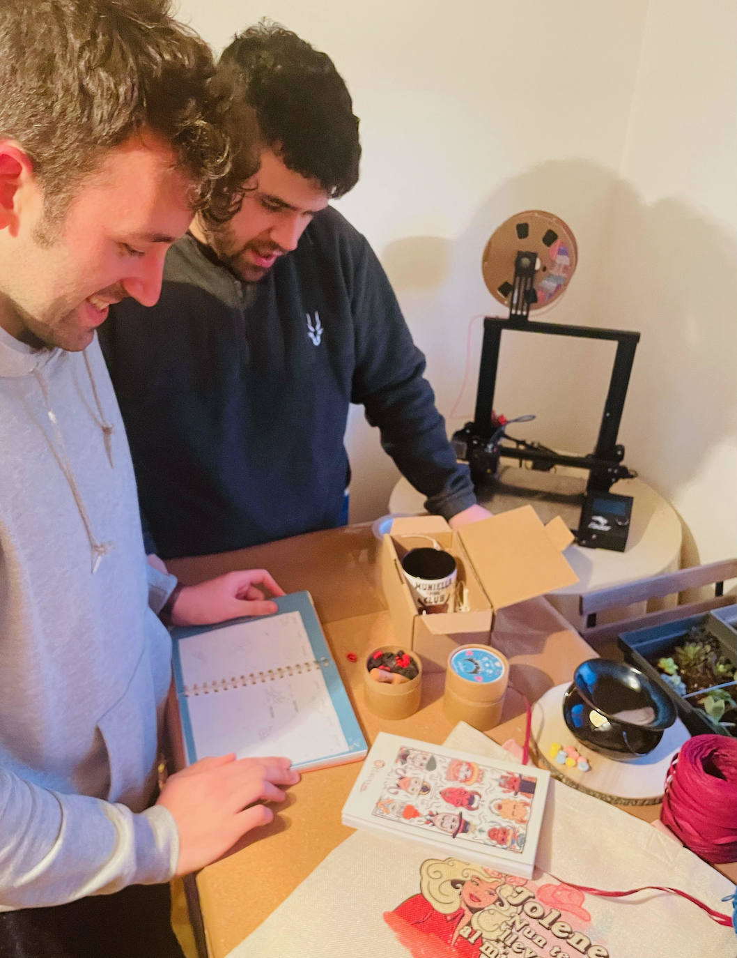 Los tinetenses Aarón Iglesias y Adrián Sierra, en La Curuxa Atelier.