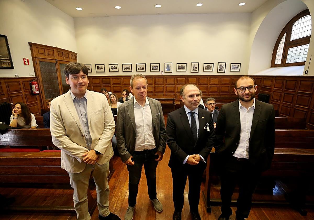 El subdirector de la cátedra, Esteban Fernández y el autor del informe, André Carrascal, acompañados por el consejero y el rector.