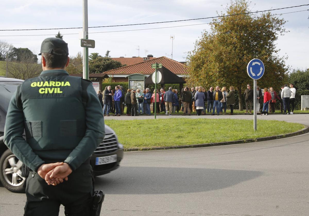 Una de las concentraciones organizadas por los vecinos en la plaza del Curullu.