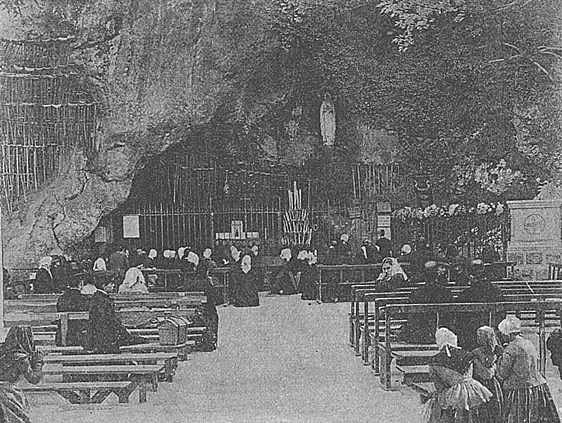 La gruta de Lourdes, a principios del siglo XX.