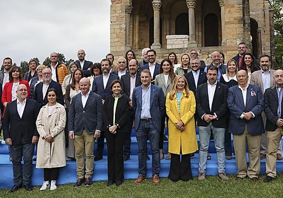 En la primera fila, Eduardo M. Llosa, José Suárez Arias-Cachero, Alicia Vega, José Antonio Roque, Carmen Moriyón, Adrián Pumares, Emilia Calvo, Sergio Hidalgo, Enrique Álvarez Sostres y Daniel Quirós, ayer, durante la presentación de la candidatura de Foro ante Santa María del Naranco.