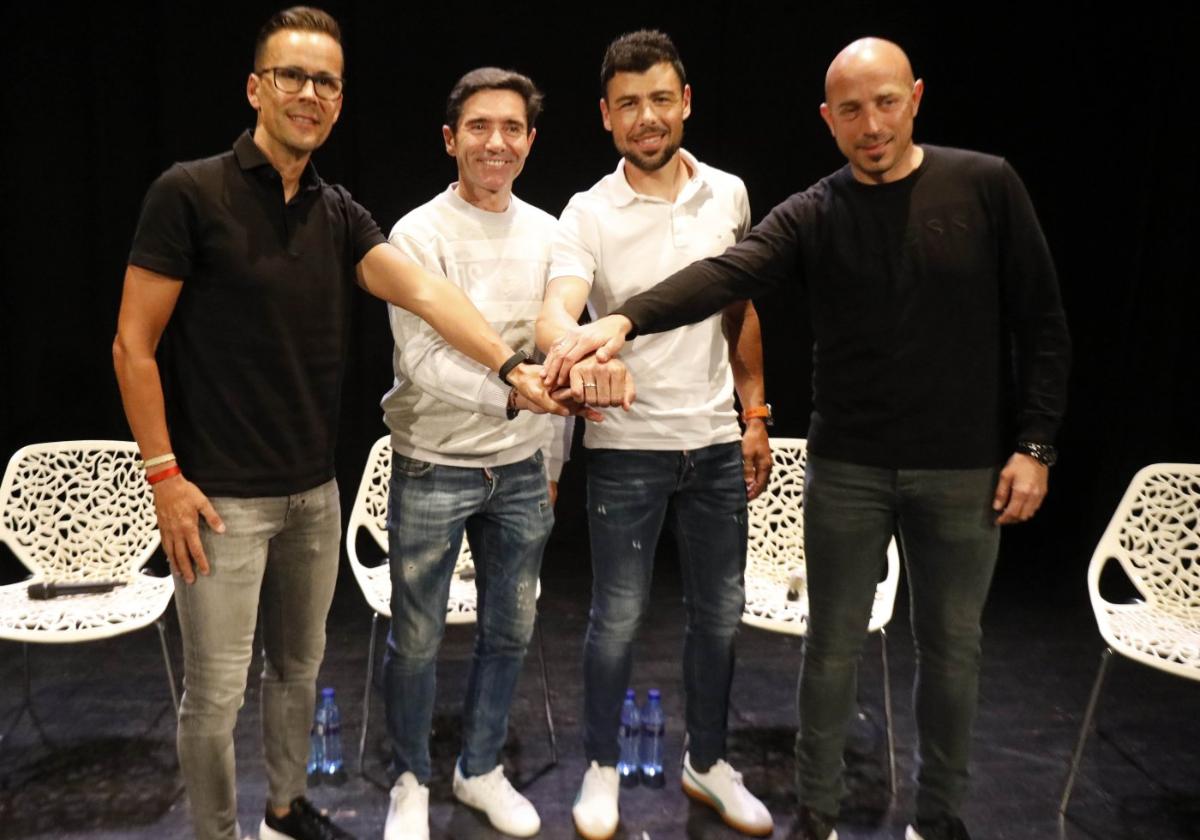 Ismael Fernández, Marcelino García Toral, Javi Fuego y Óscar Pérez, antes de compartir reflexiones futbolísticas, ayer, en el Teatro Riera de Villaviciosa.