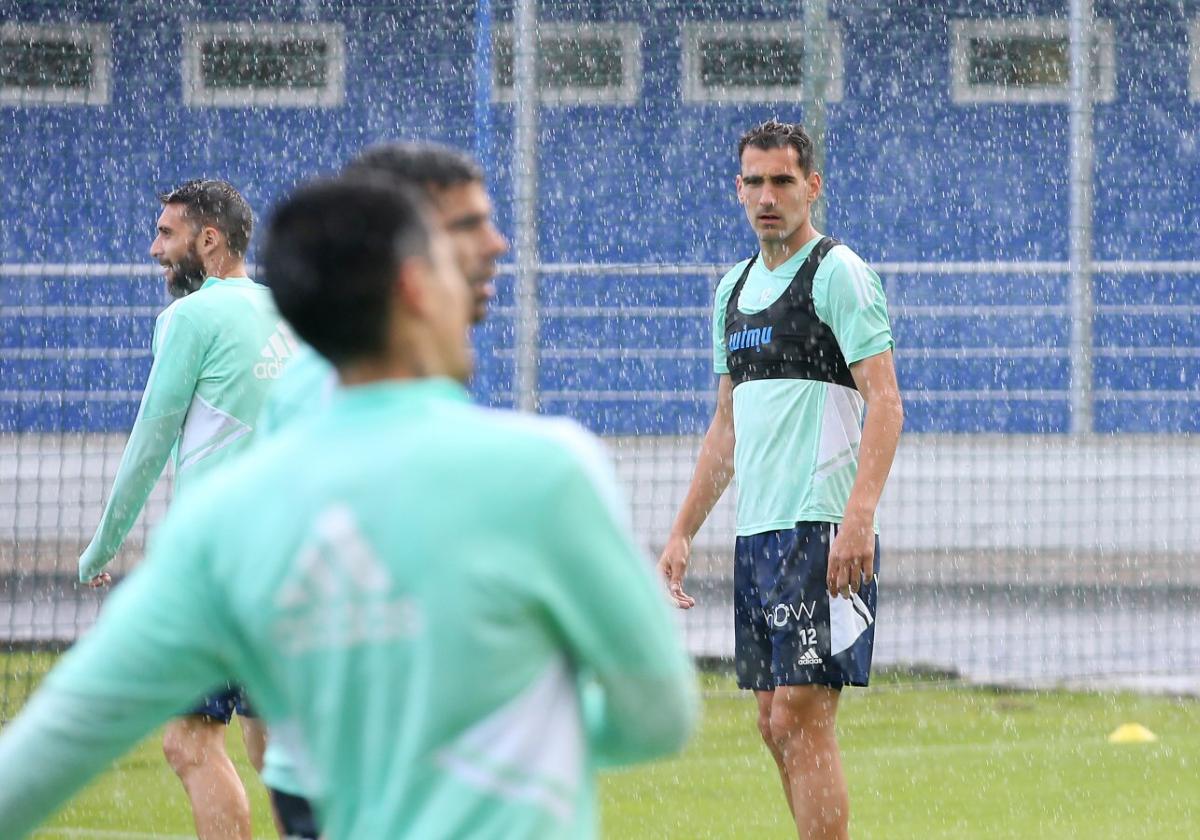 El defensa Dani Calvo en el entrenamiento del equipo ayer en El Requexón que se desarrolló bajo una intensa lluvia.