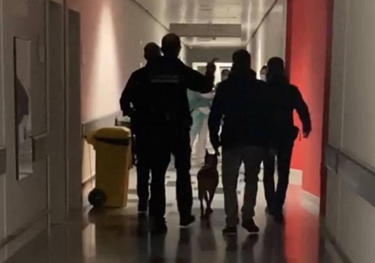 Los agentes dentro de las instalaciones.
