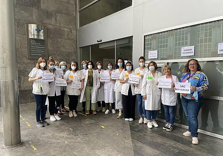 Huelga en el centro de salud Puerta de la Villa esta mañana.